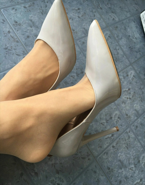 用硬鸡巴在女友的逼逼上来回摩擦